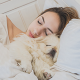 Femme dort avec son chien